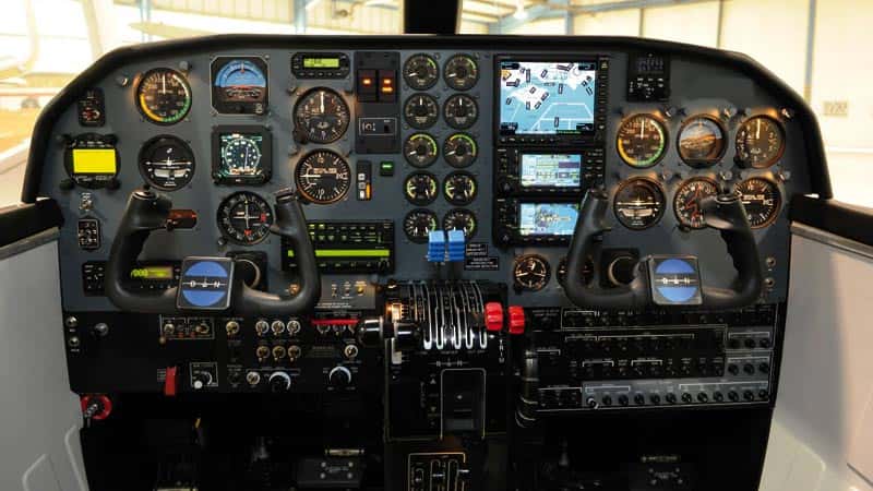 BN-2A ISLANDER Cabina de Mando