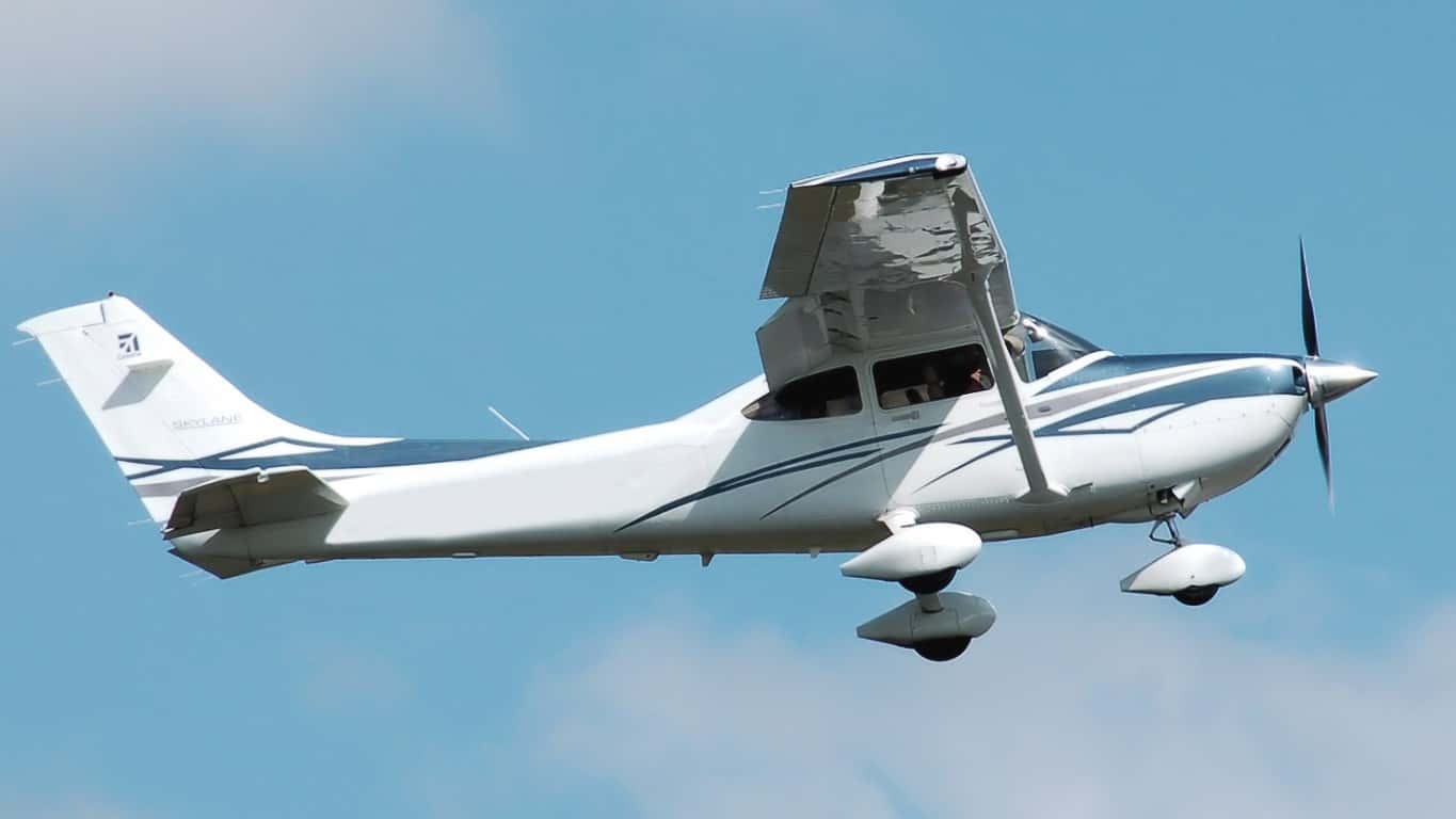 CE-182 Skylane Exterior