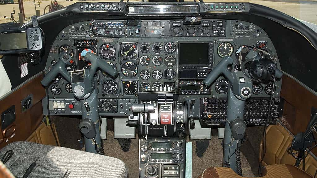 COMMANDER 690 Cockpit