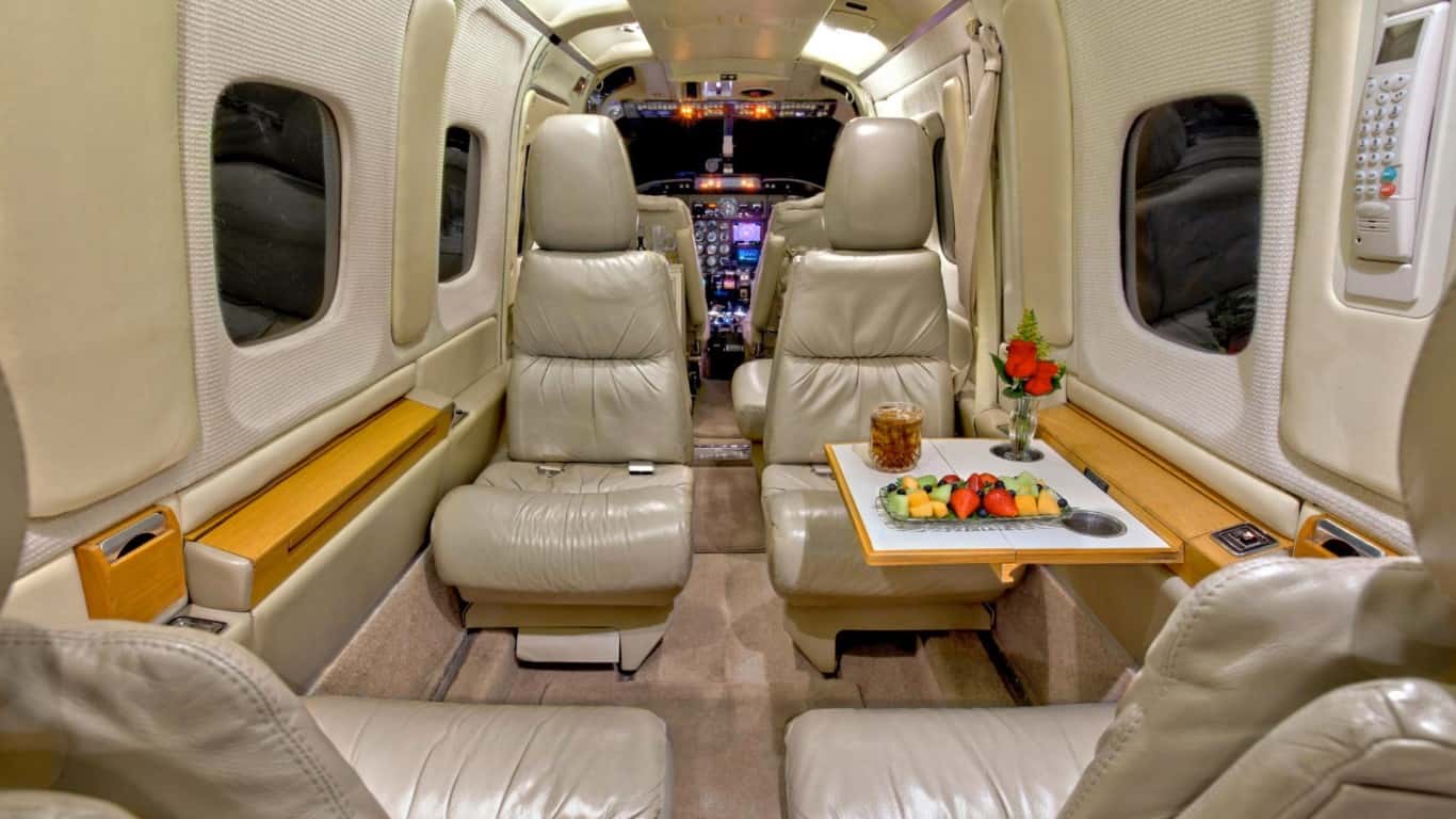 Commander 1000 Interior