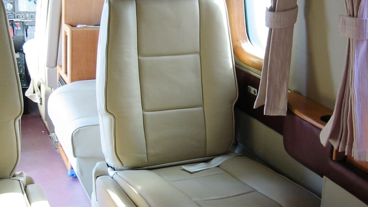 COMMANDER 690 Interior