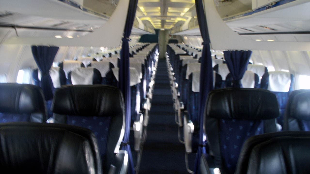 737-200 in flight