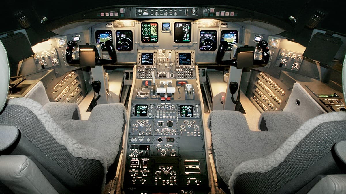 Challenger 800 Cockpit