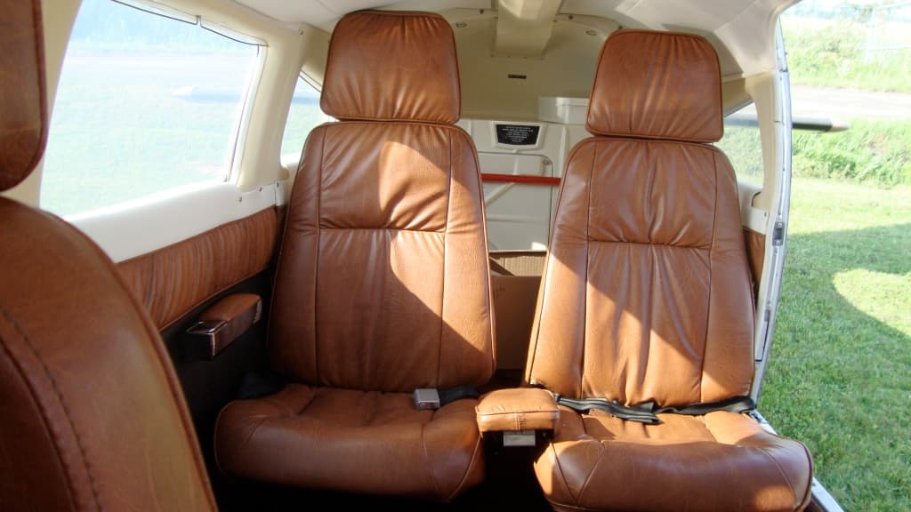 PA-32-300 Cherokee Six in flight
