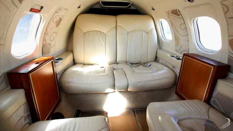 Learjet 24 en vuelo
