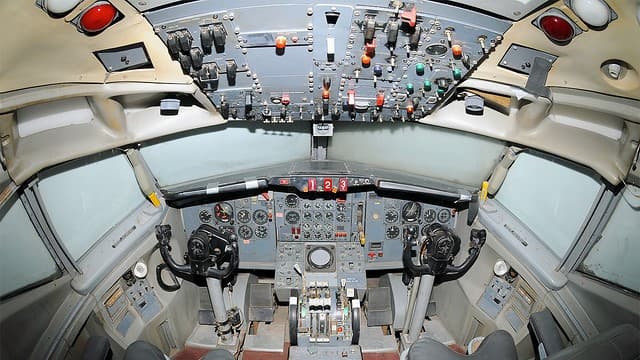 727-100 Cockpit