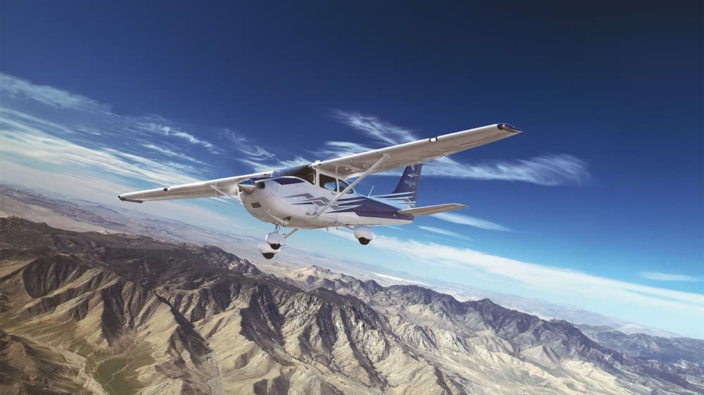 CE-182 Skylane en vol