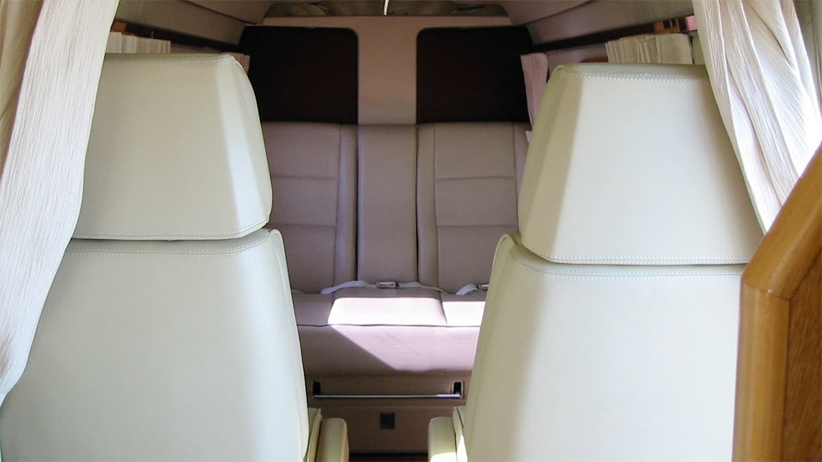 COMMANDER 690 Interior
