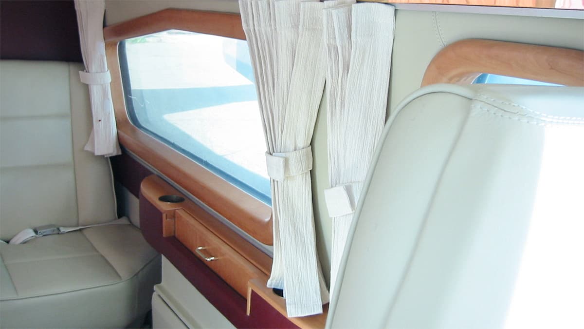 COMMANDER 690 Interior