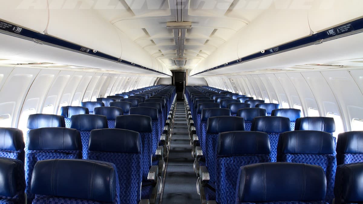 727-100 in flight