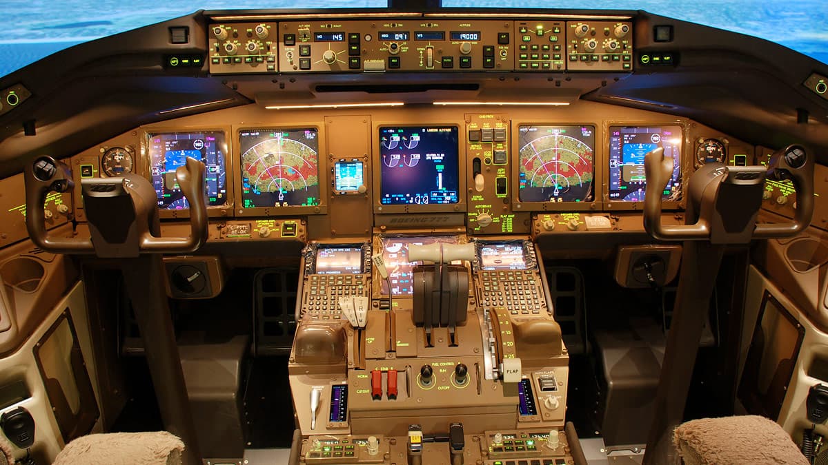 777-300ER Cockpit