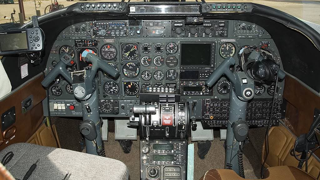 COMMANDER 690 Cockpit