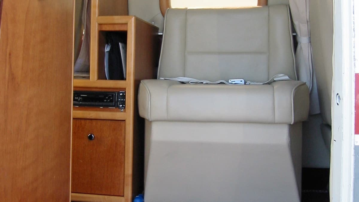 COMMANDER 690 Interior