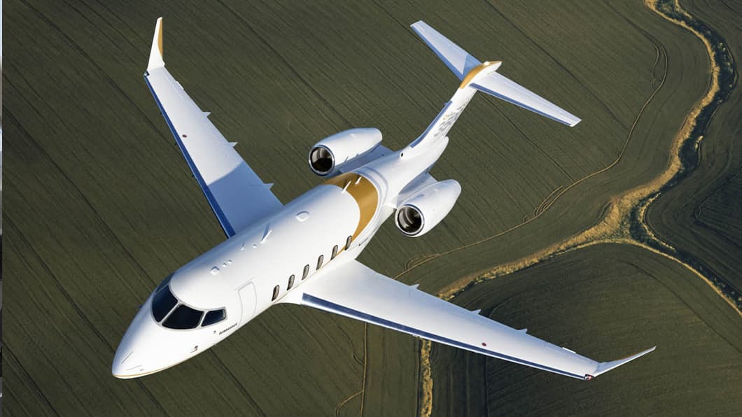 Challenger 3500 in flight