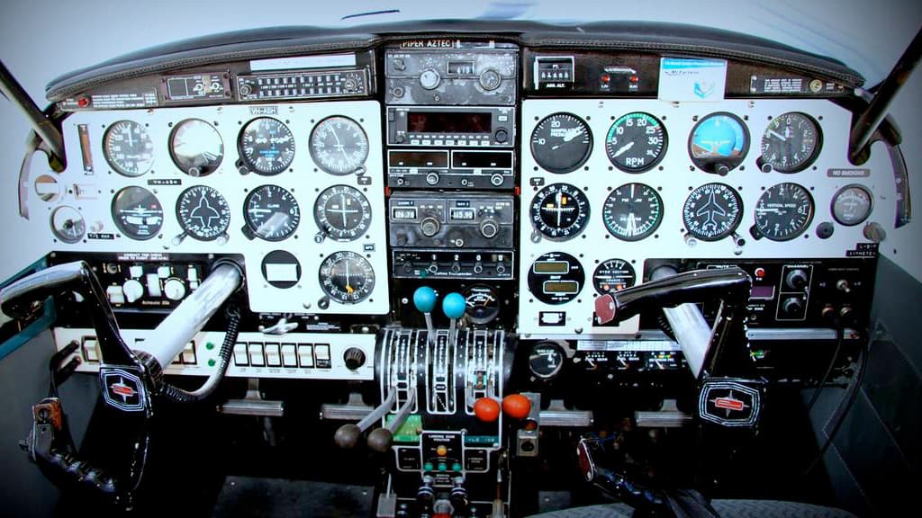 PA-23-250 Aztec Cockpit