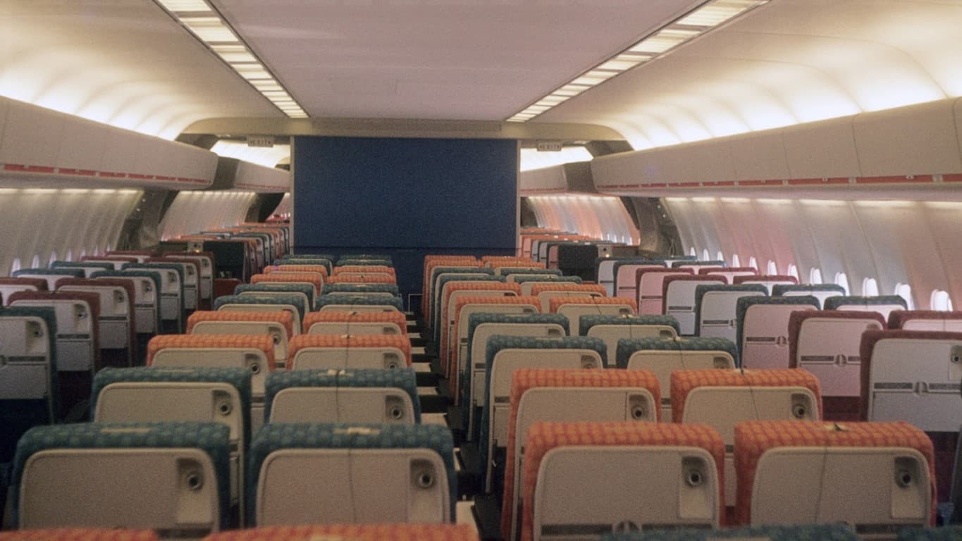 DC-10 in flight