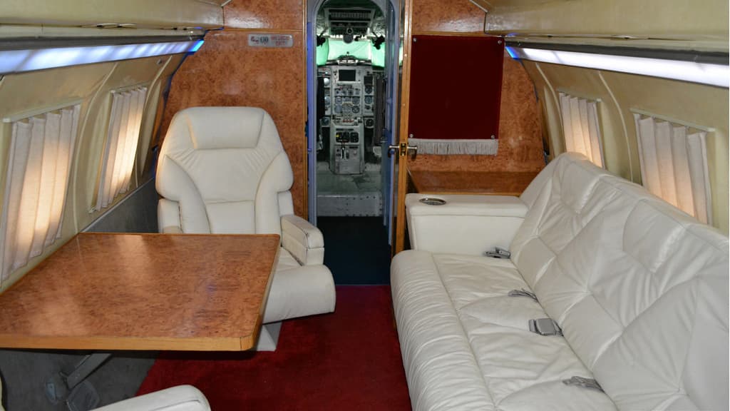 Yak-40 im Flug