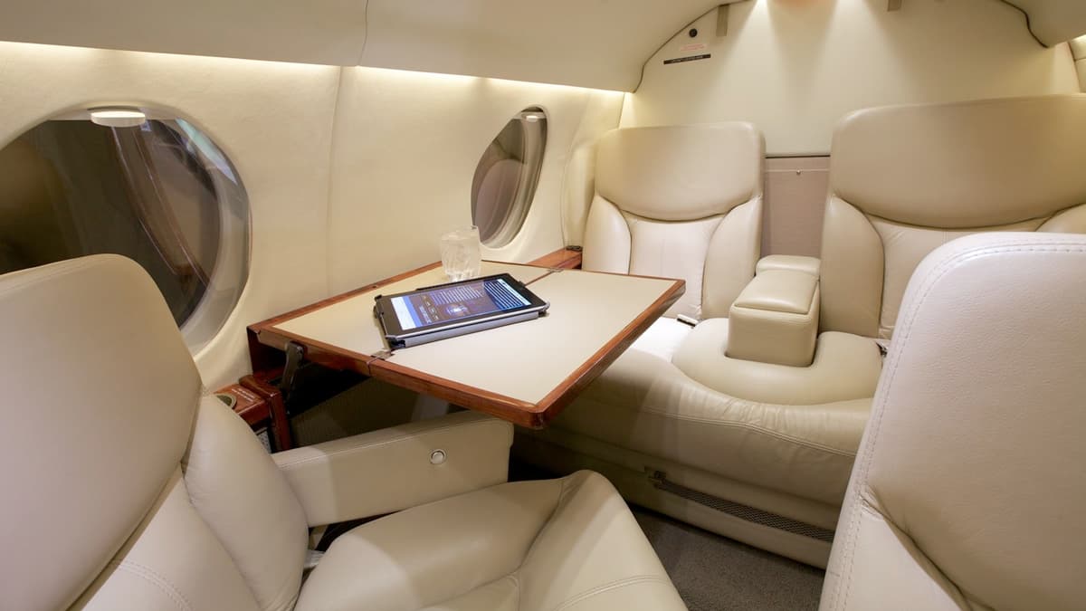 Falcon 100 en vuelo
